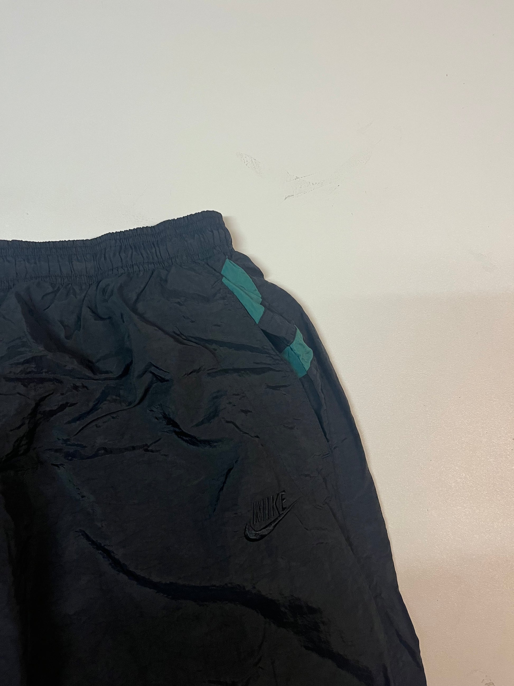 Entdecke unsere Vintage Track Pants von Nike und anderen Marken, erhältlich bei Valuxery.de - Dein Shop für trendige Vintage - Kleidung. Unsere Track Pants sind aus hochwertigen Materialien und