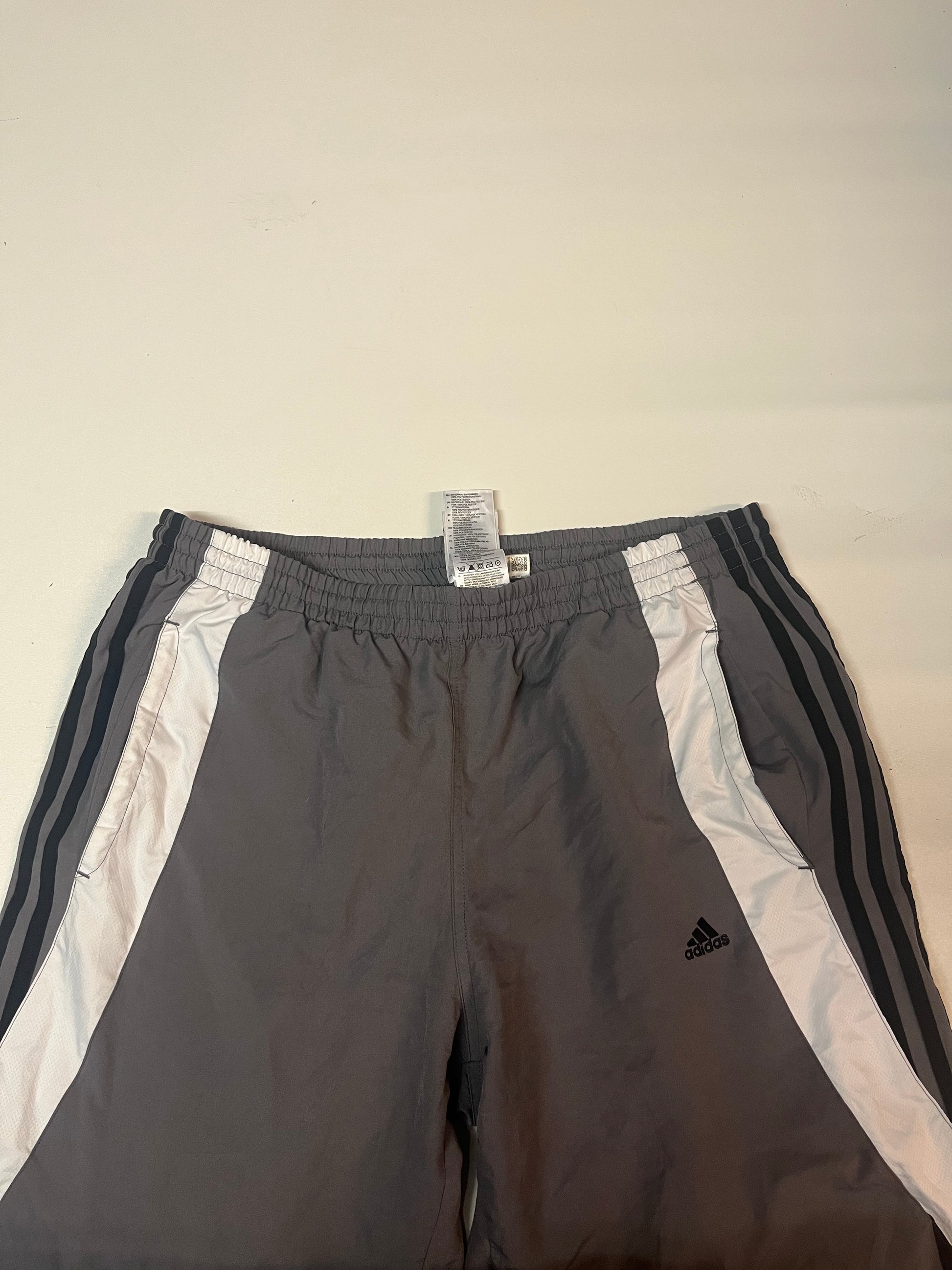 Entdecke unsere Vintage Track Pants von Nike und anderen Marken, erhältlich bei Valuxery.de - Dein Shop für trendige Vintage - Kleidung. Unsere Track Pants sind aus hochwertigen Materialien und