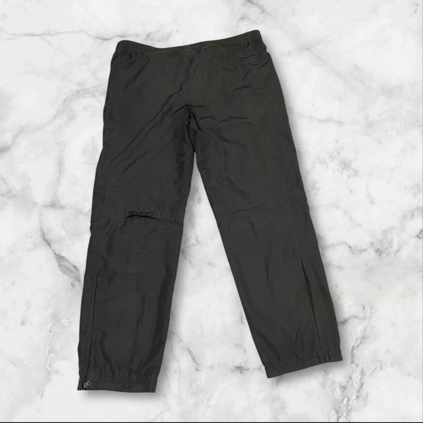 Entdecke unsere Vintage Track Pants von Nike und anderen Marken, erhältlich bei Valuxery.de - Dein Shop für trendige Vintage - Kleidung. Unsere Track Pants sind aus hochwertigen Materialien und