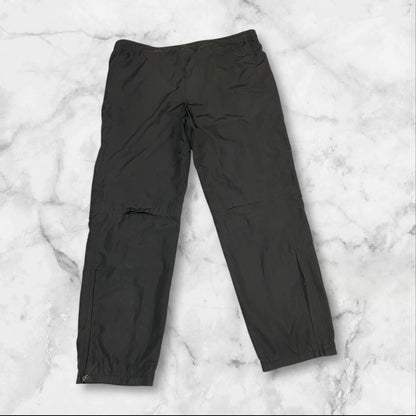 Entdecke unsere Vintage Track Pants von Nike und anderen Marken, erhältlich bei Valuxery.de - Dein Shop für trendige Vintage - Kleidung. Unsere Track Pants sind aus hochwertigen Materialien und