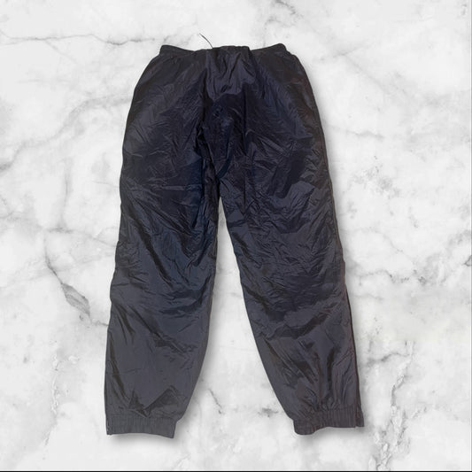 Entdecke unsere Vintage Track Pants von Nike und anderen Marken, erhältlich bei Valuxery.de - Dein Shop für trendige Vintage - Kleidung. Unsere Track Pants sind aus hochwertigen Materialien und