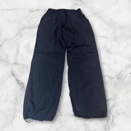 Entdecke unsere Vintage Track Pants von Nike und anderen Marken, erhältlich bei Valuxery.de - Dein Shop für trendige Vintage - Kleidung. Unsere Track Pants sind aus hochwertigen Materialien und