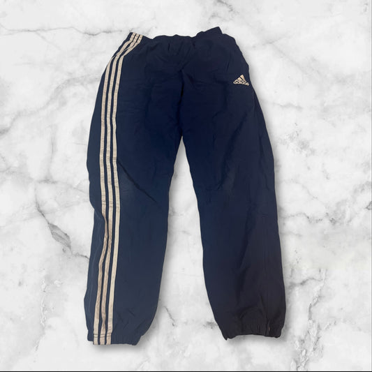 Entdecke unsere Vintage Track Pants von Nike und anderen Marken, erhältlich bei Valuxery.de - Dein Shop für trendige Vintage - Kleidung. Unsere Track Pants sind aus hochwertigen Materialien und