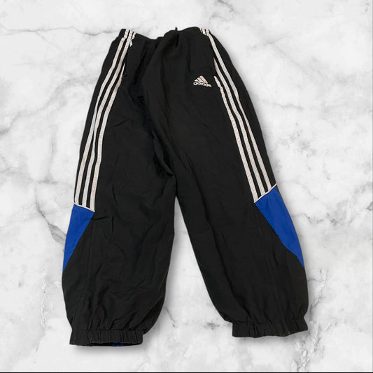 Entdecke unsere Vintage Track Pants von Nike und anderen Marken, erhältlich bei Valuxery.de - Dein Shop für trendige Vintage - Kleidung. Unsere Track Pants sind aus hochwertigen Materialien und