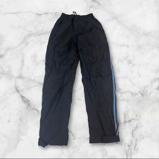 Entdecke unsere Vintage Track Pants von Nike und anderen Marken, erhältlich bei Valuxery.de - Dein Shop für trendige Vintage - Kleidung. Unsere Track Pants sind aus hochwertigen Materialien und
