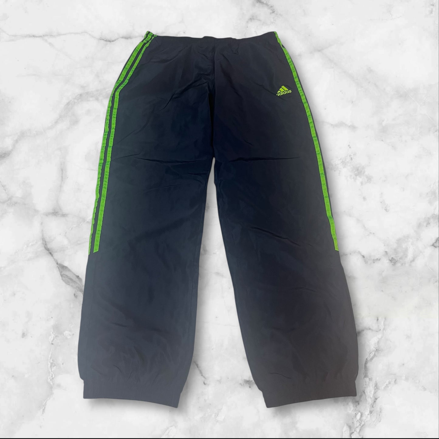 Entdecke unsere Vintage Track Pants von Nike und anderen Marken, erhältlich bei Valuxery.de - Dein Shop für trendige Vintage - Kleidung. Unsere Track Pants sind aus hochwertigen Materialien und