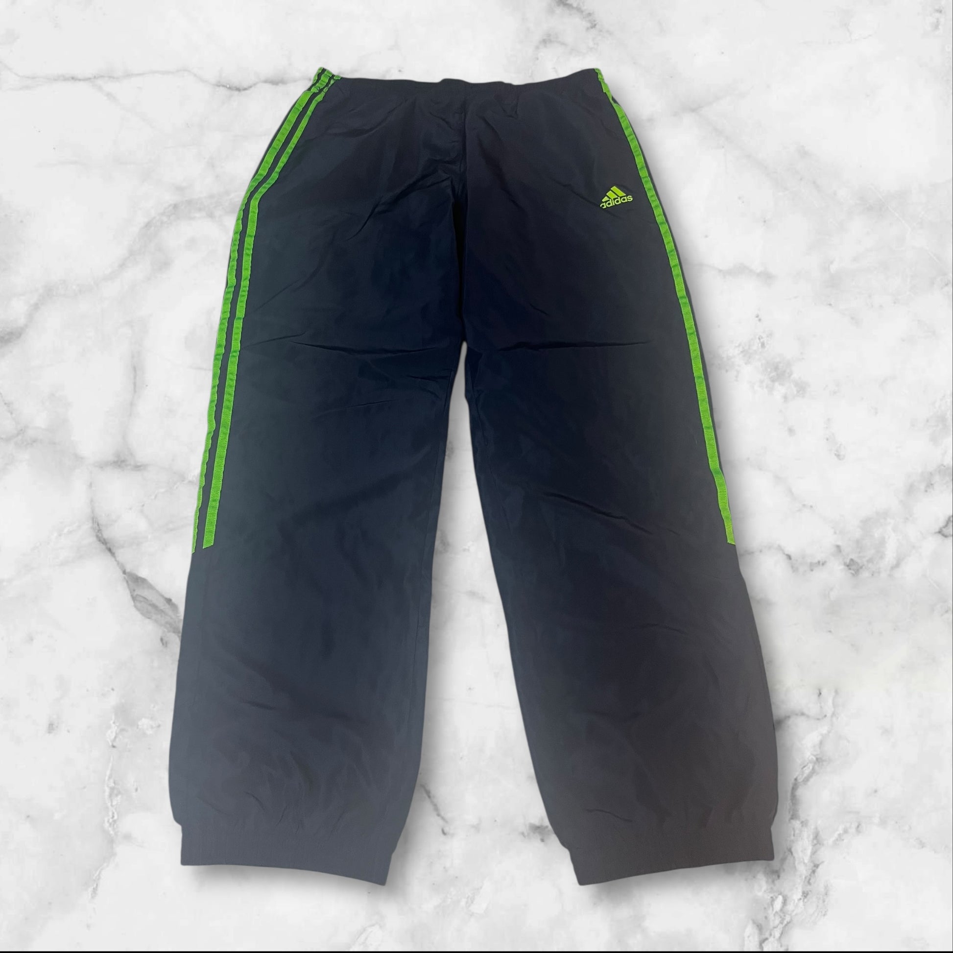 Entdecke unsere Vintage Track Pants von Nike und anderen Marken, erhältlich bei Valuxery.de - Dein Shop für trendige Vintage - Kleidung. Unsere Track Pants sind aus hochwertigen Materialien und