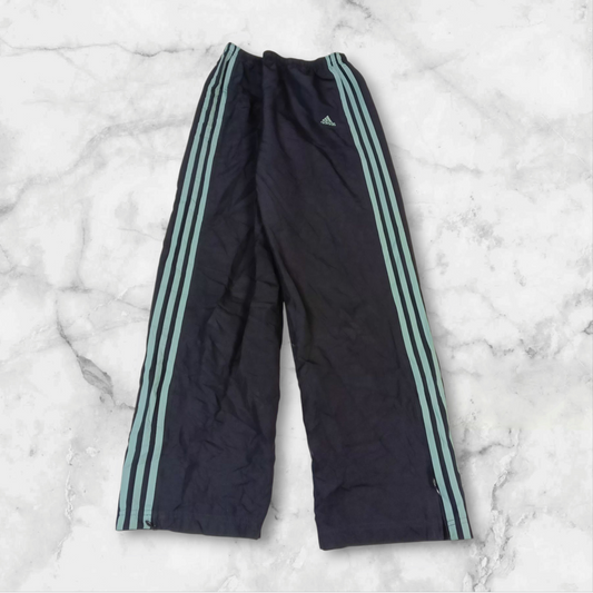Entdecke unsere Vintage Track Pants von Nike und anderen Marken, erhältlich bei Valuxery.de - Dein Shop für trendige Vintage - Kleidung. Unsere Track Pants sind aus hochwertigen Materialien und
