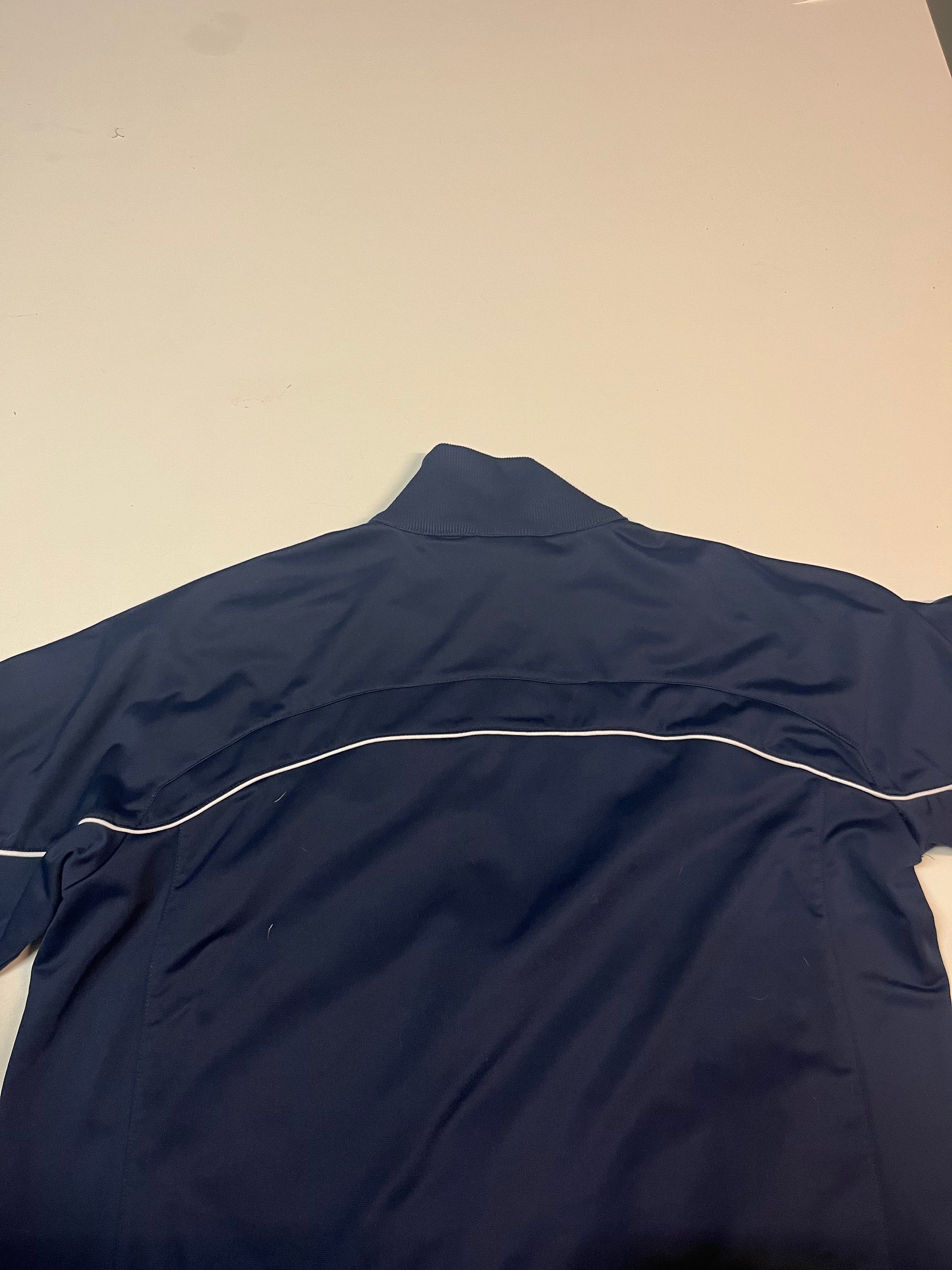 Entdecke unsere Vintage Track Pants von Nike und anderen Marken, erhältlich bei Valuxery.de - Dein Shop für trendige Vintage - Kleidung. Unsere Track Pants sind aus hochwertigen Materialien und