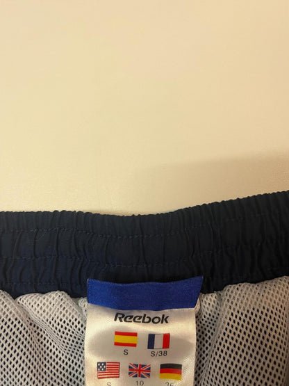 Entdecke unsere Vintage Track Pants von Nike und anderen Marken, erhältlich bei Valuxery.de - Dein Shop für trendige Vintage - Kleidung. Unsere Track Pants sind aus hochwertigen Materialien und