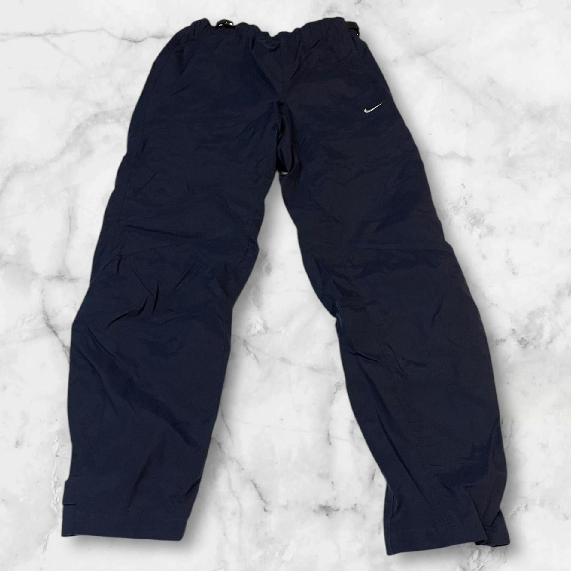 Entdecke unsere Vintage Track Pants von Nike und anderen Marken, erhältlich bei Valuxery.de - Dein Shop für trendige Vintage - Kleidung. Unsere Track Pants sind aus hochwertigen Materialien und