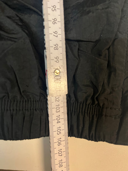 Entdecke unsere Vintage Track Pants von Nike und anderen Marken, erhältlich bei Valuxery.de - Dein Shop für trendige Vintage - Kleidung. Unsere Track Pants sind aus hochwertigen Materialien und