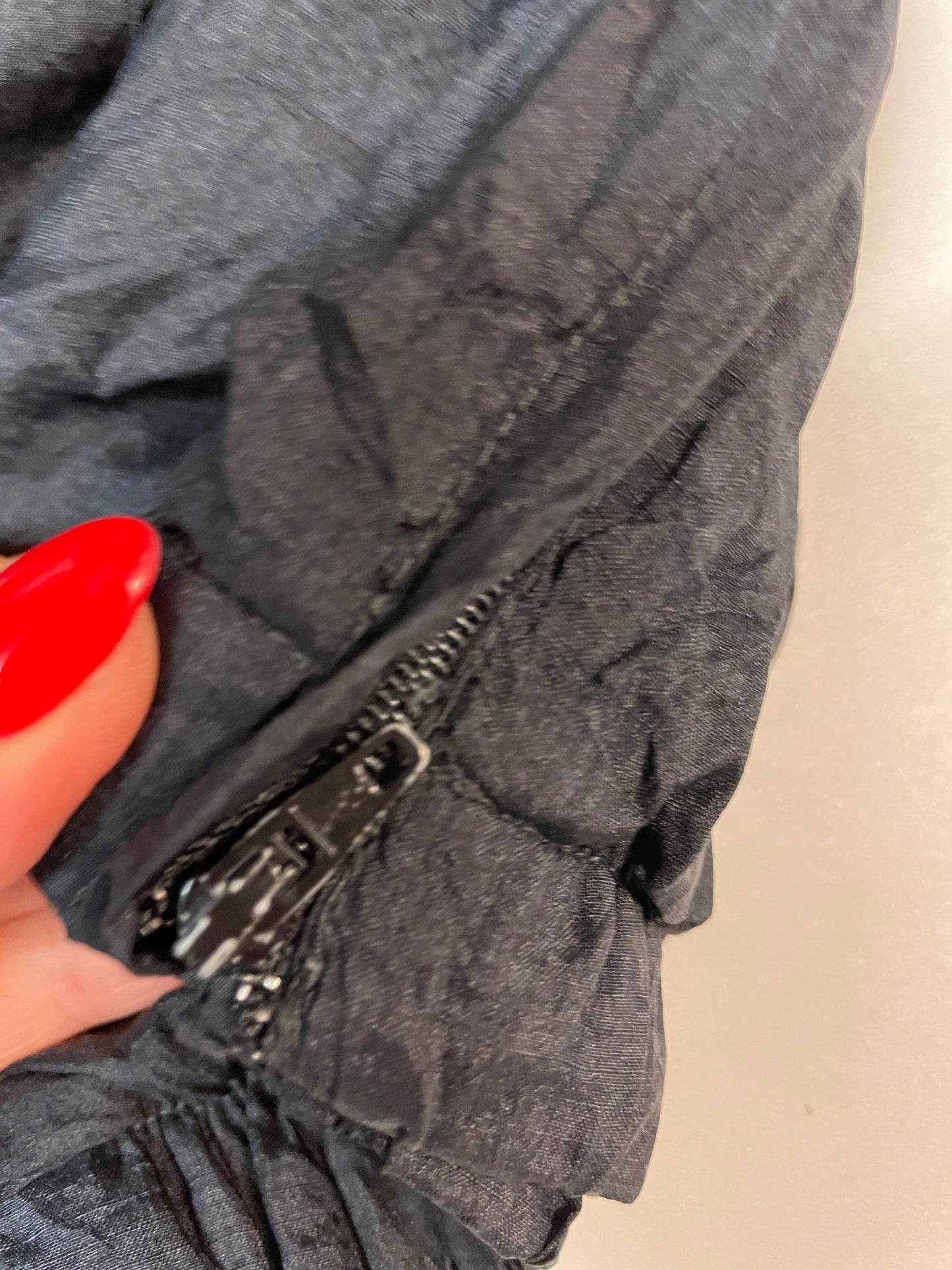 Entdecke unsere Vintage Track Pants von Nike und anderen Marken, erhältlich bei Valuxery.de - Dein Shop für trendige Vintage - Kleidung. Unsere Track Pants sind aus hochwertigen Materialien und