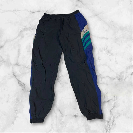 Entdecke unsere Vintage Track Pants von Nike und anderen Marken, erhältlich bei Valuxery.de - Dein Shop für trendige Vintage - Kleidung. Unsere Track Pants sind aus hochwertigen Materialien und