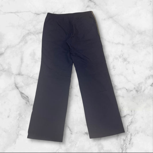 Entdecke unsere Vintage Track Pants von Nike und anderen Marken, erhältlich bei Valuxery.de - Dein Shop für trendige Vintage - Kleidung. Unsere Track Pants sind aus hochwertigen Materialien und