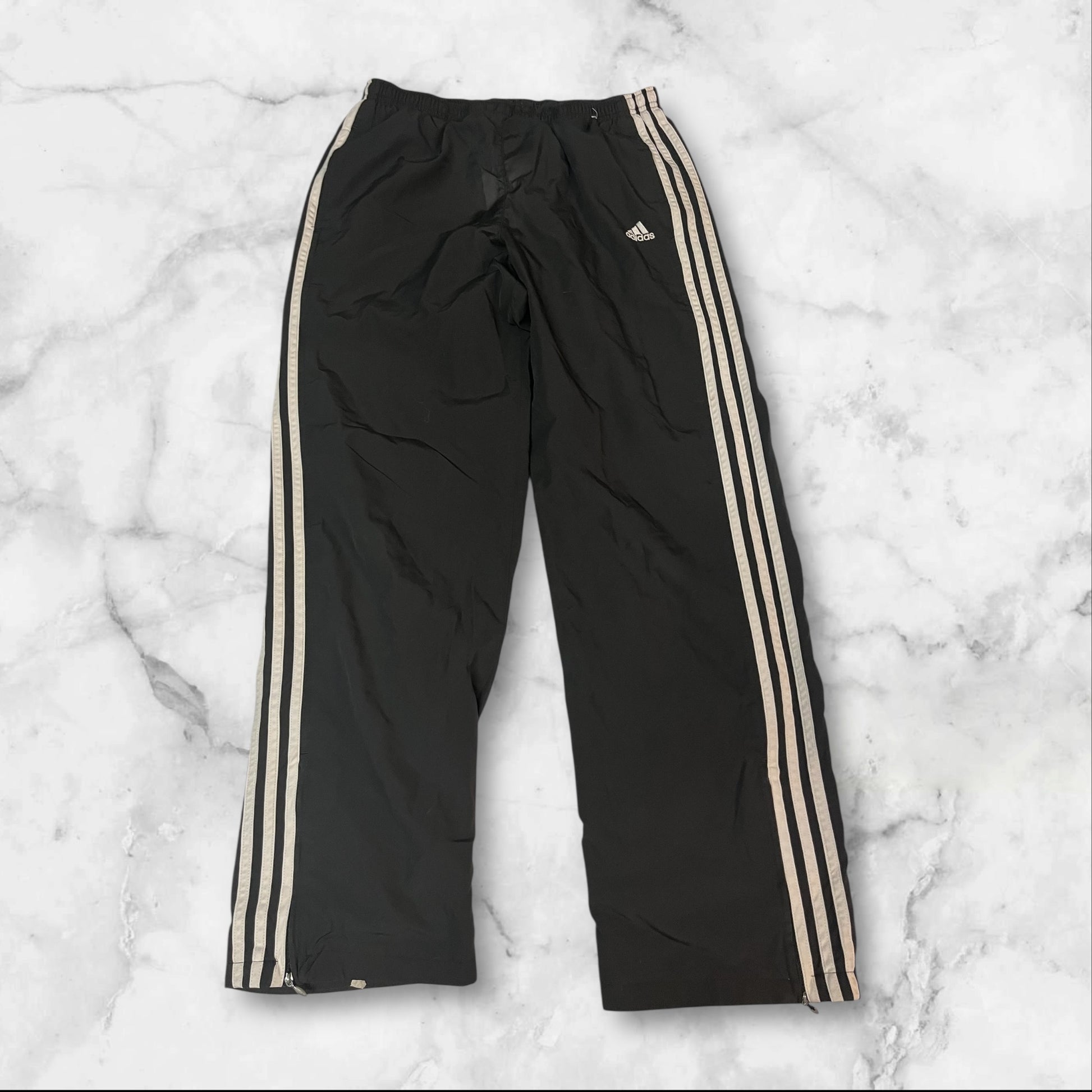 Entdecke unsere Vintage Track Pants von Nike und anderen Marken, erhältlich bei Valuxery.de - Dein Shop für trendige Vintage - Kleidung. Unsere Track Pants sind aus hochwertigen Materialien und
