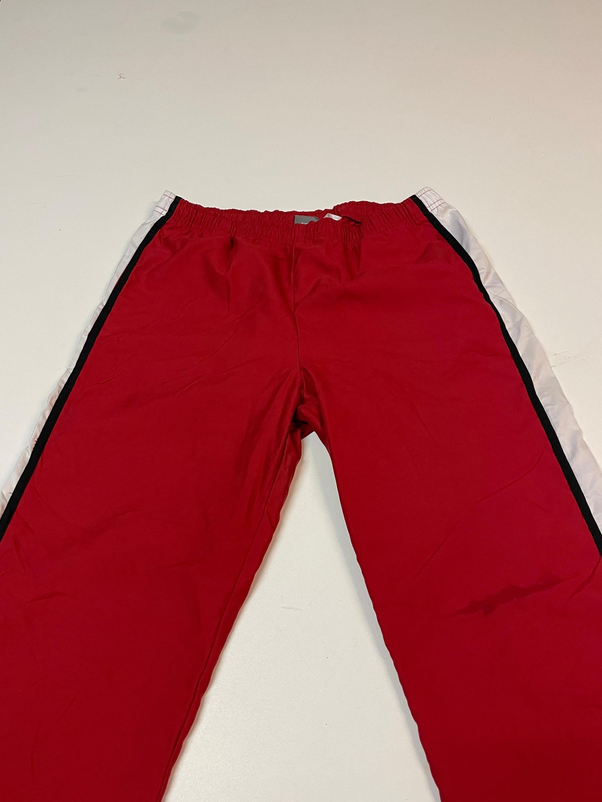 Entdecke unsere Vintage Track Pants von Nike und anderen Marken, erhältlich bei Valuxery.de - Dein Shop für trendige Vintage - Kleidung. Unsere Track Pants sind aus hochwertigen Materialien und