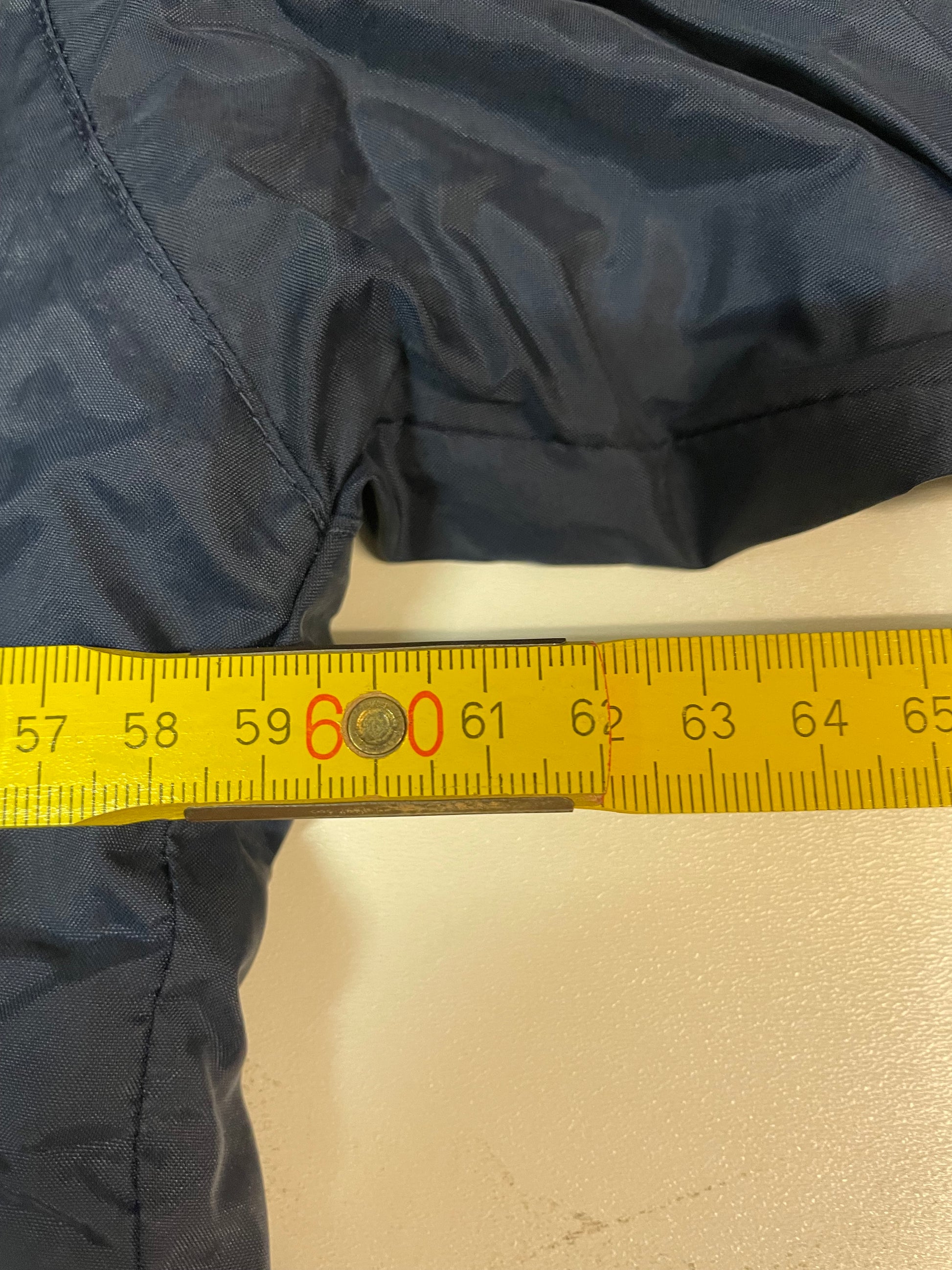 Entdecke unsere Vintage Track Pants von Nike und anderen Marken, erhältlich bei Valuxery.de - Dein Shop für trendige Vintage - Kleidung. Unsere Track Pants sind aus hochwertigen Materialien und
