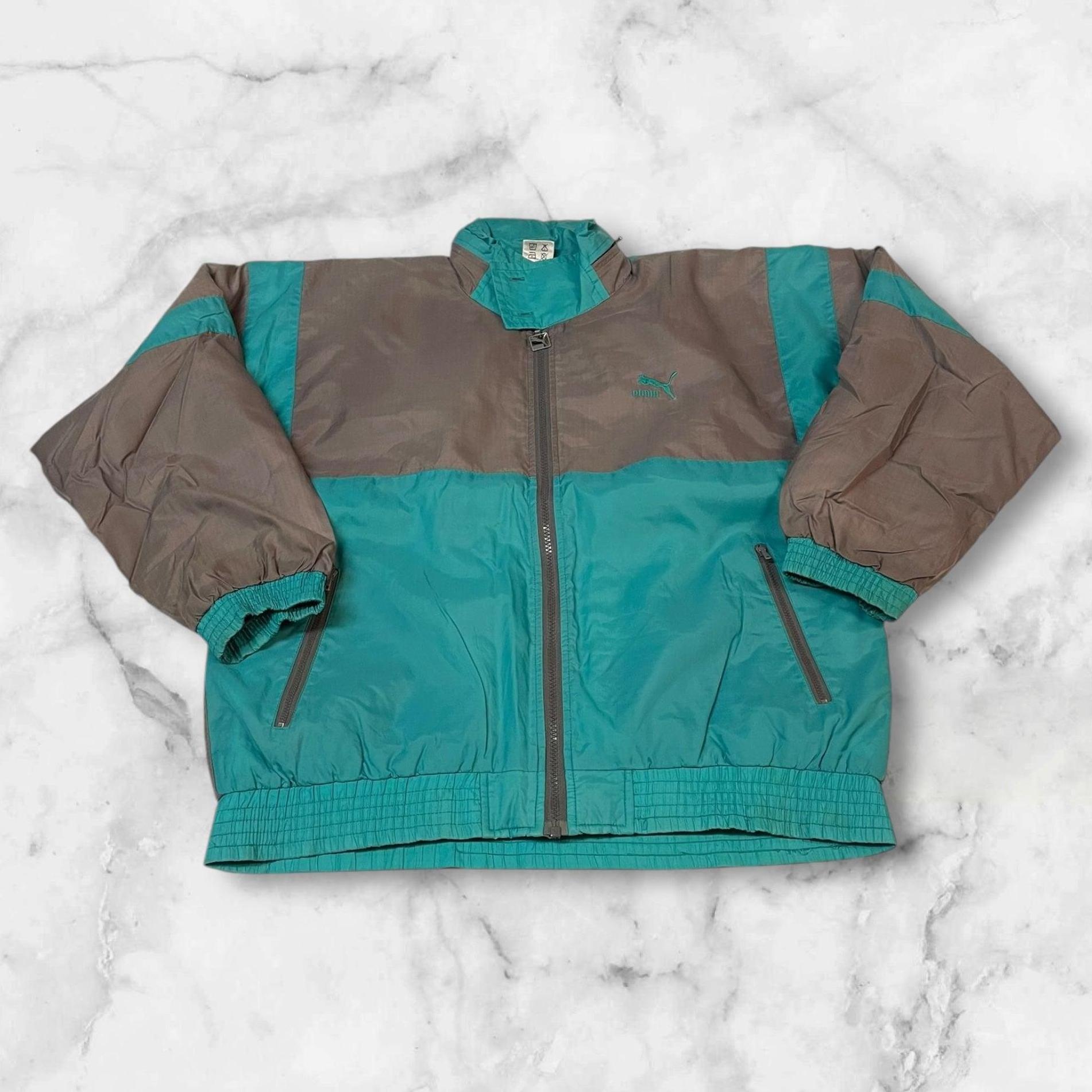 Entdecke unsere Vintage Track Pants von Nike und anderen Marken, erhältlich bei Valuxery.de - Dein Shop für trendige Vintage - Kleidung. Unsere Track Pants sind aus hochwertigen Materialien und