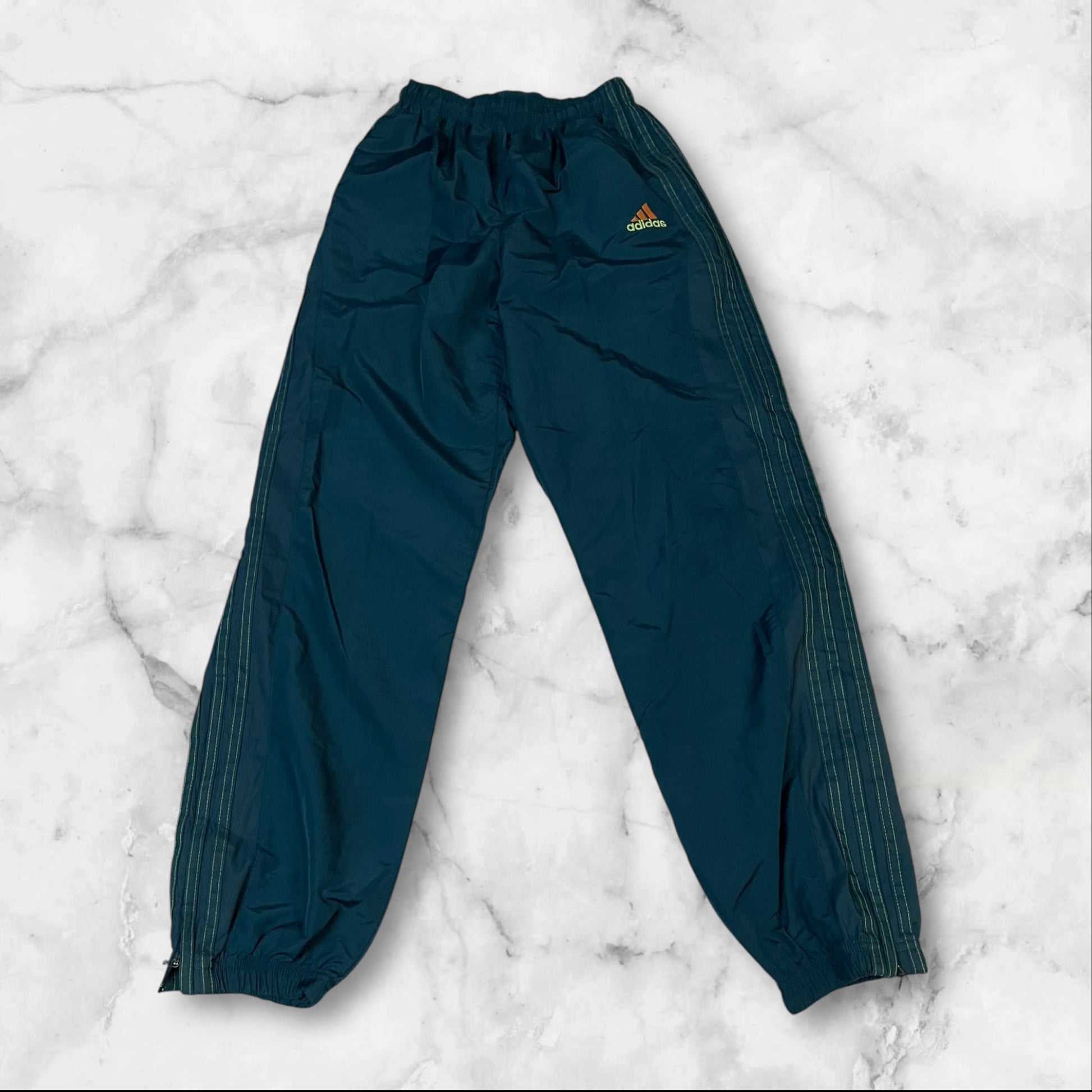 Entdecke unsere Vintage Track Pants von Nike und anderen Marken, erhältlich bei Valuxery.de - Dein Shop für trendige Vintage - Kleidung. Unsere Track Pants sind aus hochwertigen Materialien und