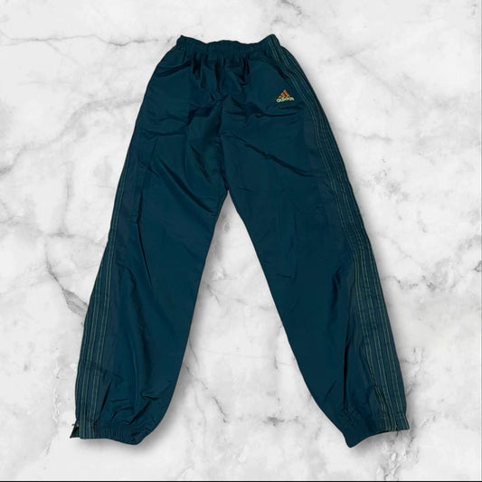 Entdecke unsere Vintage Track Pants von Nike und anderen Marken, erhältlich bei Valuxery.de - Dein Shop für trendige Vintage - Kleidung. Unsere Track Pants sind aus hochwertigen Materialien und