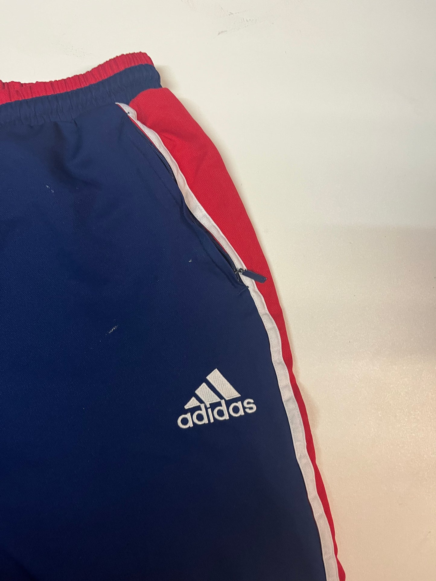 Entdecke unsere Vintage Track Pants von Nike und anderen Marken, erhältlich bei Valuxery.de - Dein Shop für trendige Vintage - Kleidung. Unsere Track Pants sind aus hochwertigen Materialien und