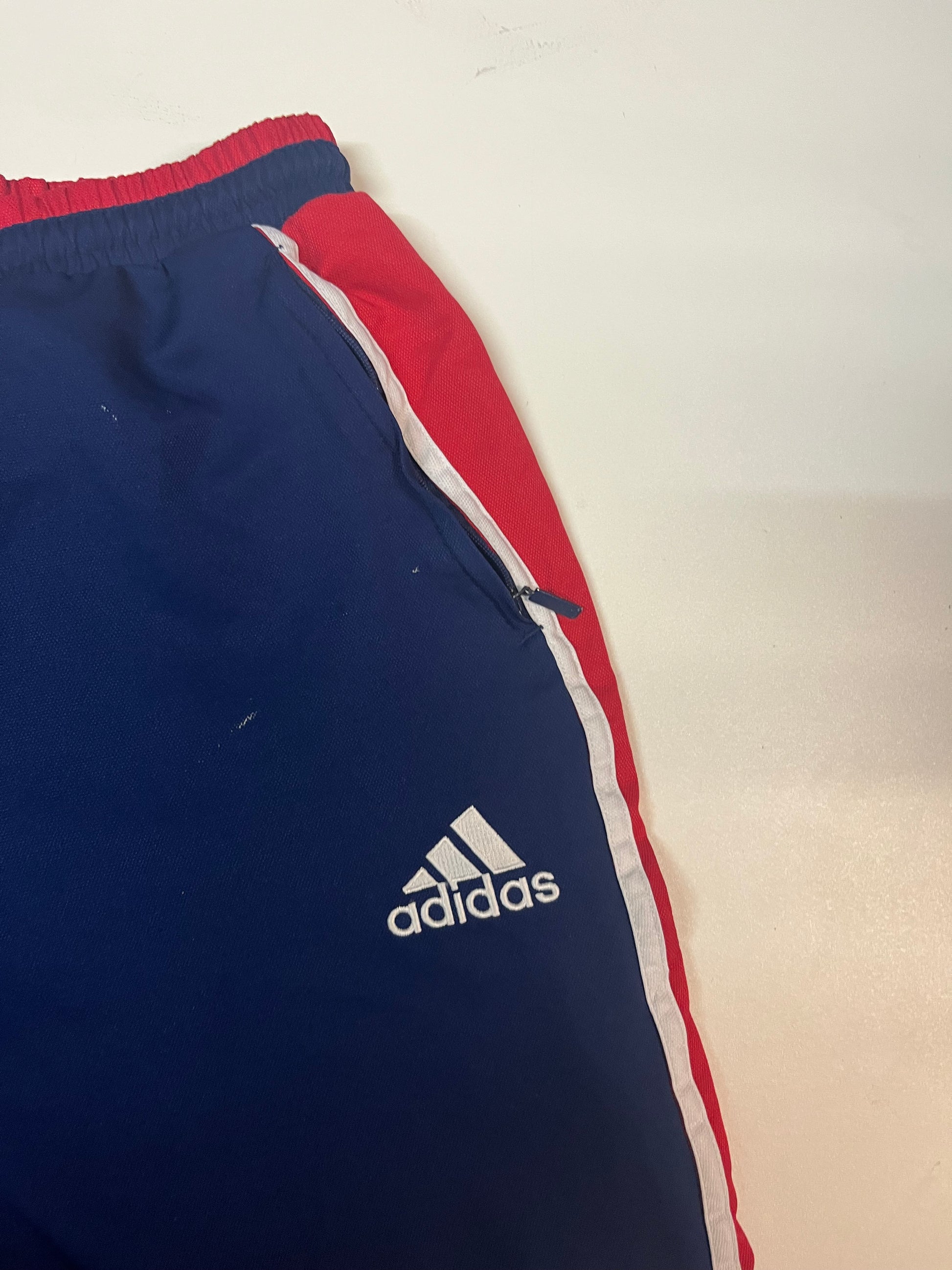 Entdecke unsere Vintage Track Pants von Nike und anderen Marken, erhältlich bei Valuxery.de - Dein Shop für trendige Vintage - Kleidung. Unsere Track Pants sind aus hochwertigen Materialien und