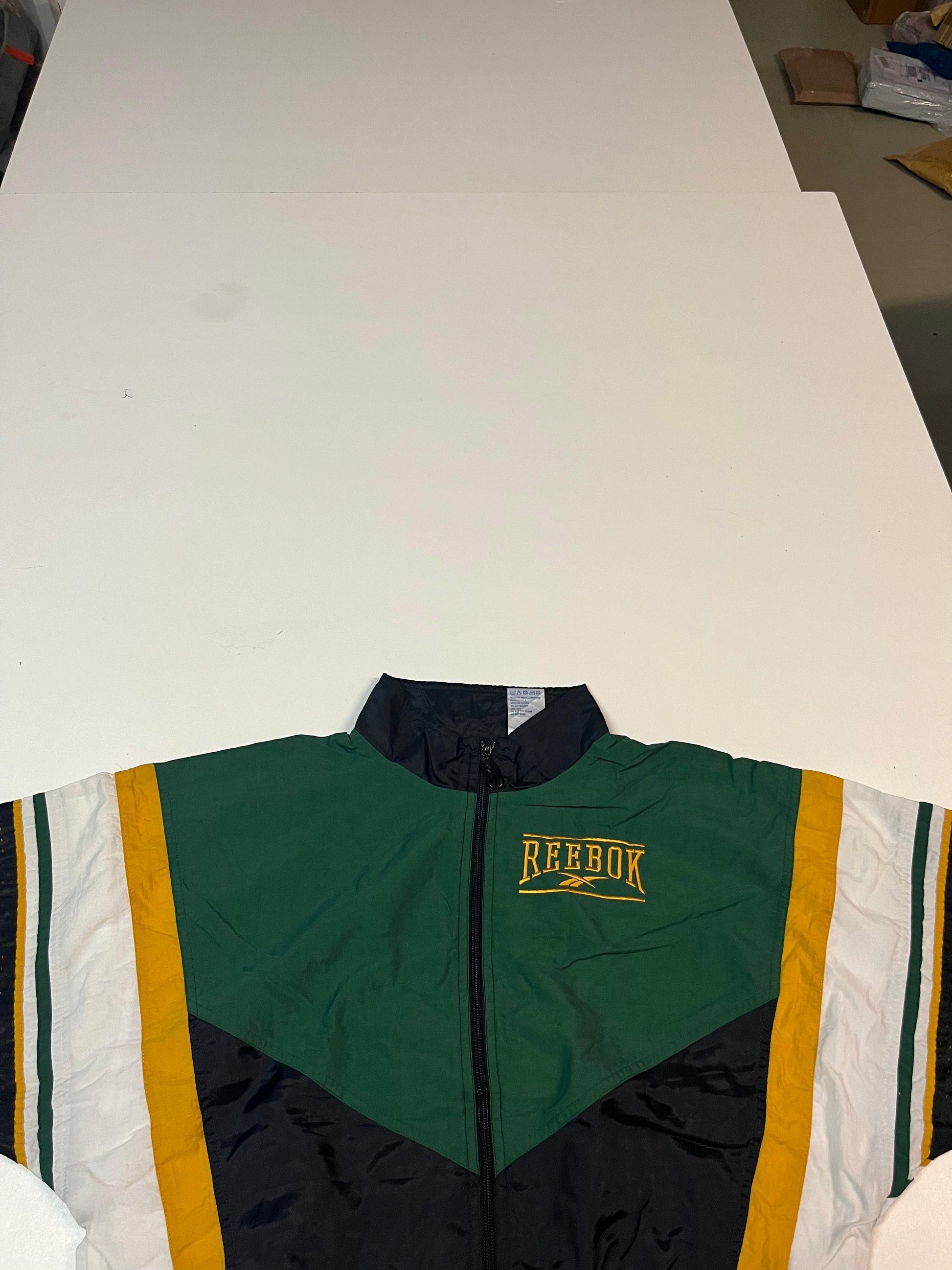 Entdecke unsere Vintage Track Pants von Nike und anderen Marken, erhältlich bei Valuxery.de - Dein Shop für trendige Vintage - Kleidung. Unsere Track Pants sind aus hochwertigen Materialien und