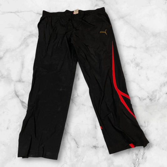 Entdecke unsere Vintage Track Pants von Nike und anderen Marken, erhältlich bei Valuxery.de - Dein Shop für trendige Vintage - Kleidung. Unsere Track Pants sind aus hochwertigen Materialien und