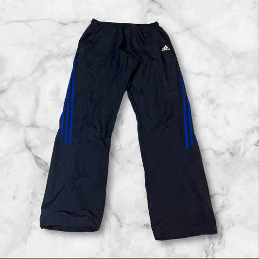 Entdecke unsere Vintage Track Pants von Nike und anderen Marken, erhältlich bei Valuxery.de - Dein Shop für trendige Vintage - Kleidung. Unsere Track Pants sind aus hochwertigen Materialien und