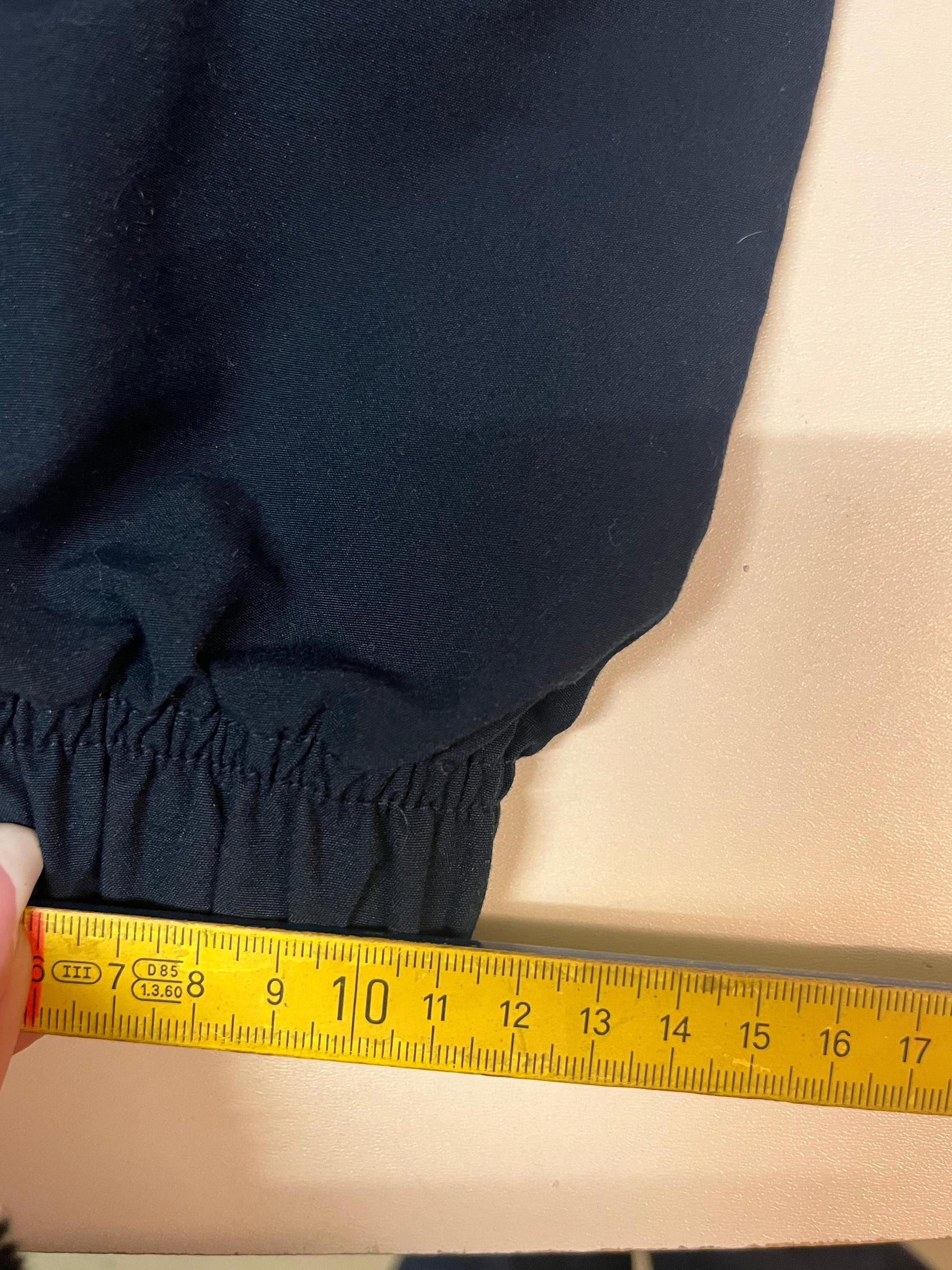 Entdecke unsere Vintage Track Pants von Nike und anderen Marken, erhältlich bei Valuxery.de - Dein Shop für trendige Vintage - Kleidung. Unsere Track Pants sind aus hochwertigen Materialien und