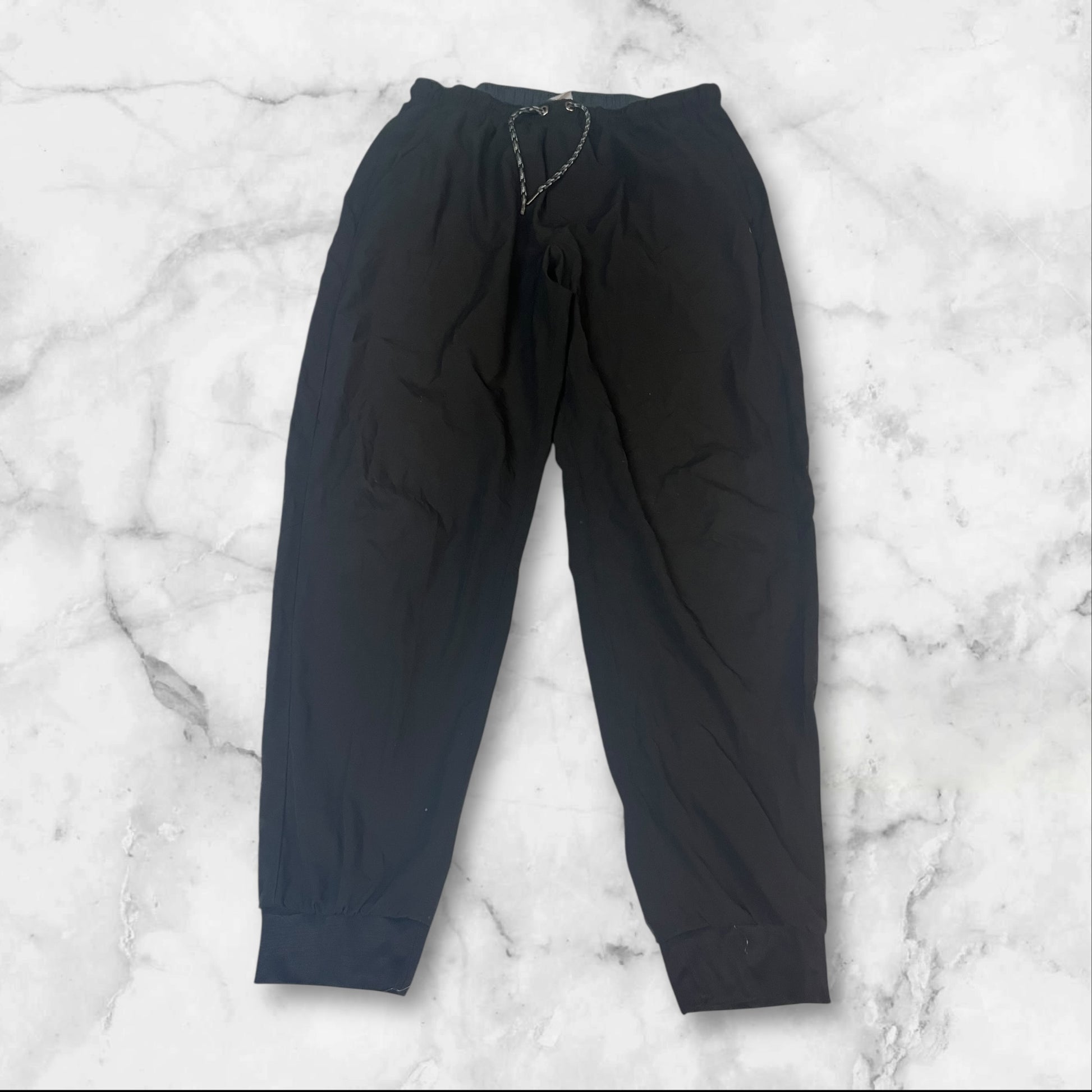 Entdecke unsere Vintage Track Pants von Nike und anderen Marken, erhältlich bei Valuxery.de - Dein Shop für trendige Vintage - Kleidung. Unsere Track Pants sind aus hochwertigen Materialien und