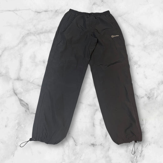 Entdecke unsere Vintage Track Pants von Nike und anderen Marken, erhältlich bei Valuxery.de - Dein Shop für trendige Vintage - Kleidung. Unsere Track Pants sind aus hochwertigen Materialien und