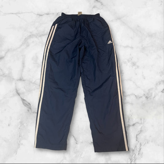 Entdecke unsere Vintage Track Pants von Nike und anderen Marken, erhältlich bei Valuxery.de - Dein Shop für trendige Vintage - Kleidung. Unsere Track Pants sind aus hochwertigen Materialien und