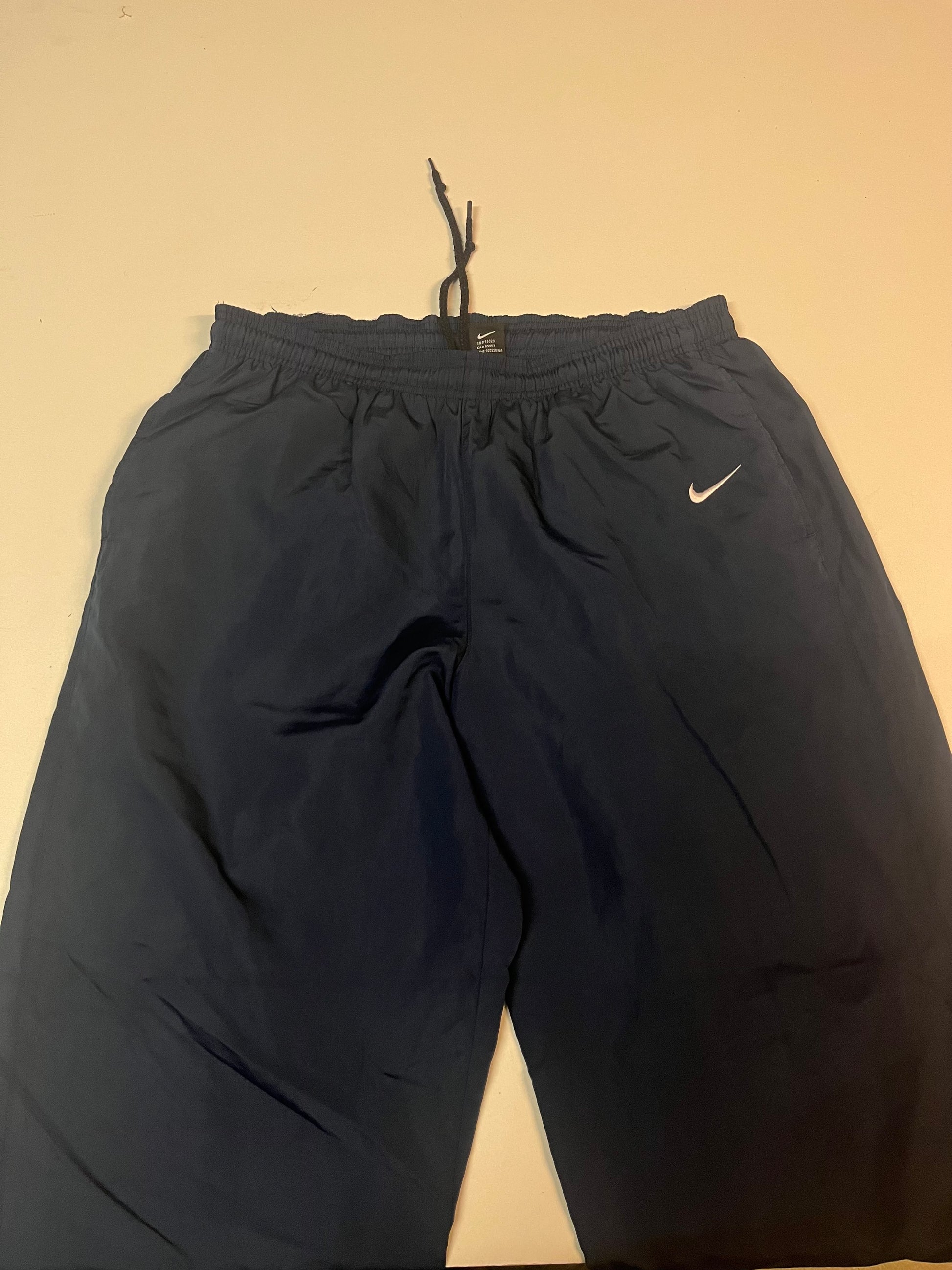 Entdecke unsere Vintage Track Pants von Nike und anderen Marken, erhältlich bei Valuxery.de - Dein Shop für trendige Vintage - Kleidung. Unsere Track Pants sind aus hochwertigen Materialien und