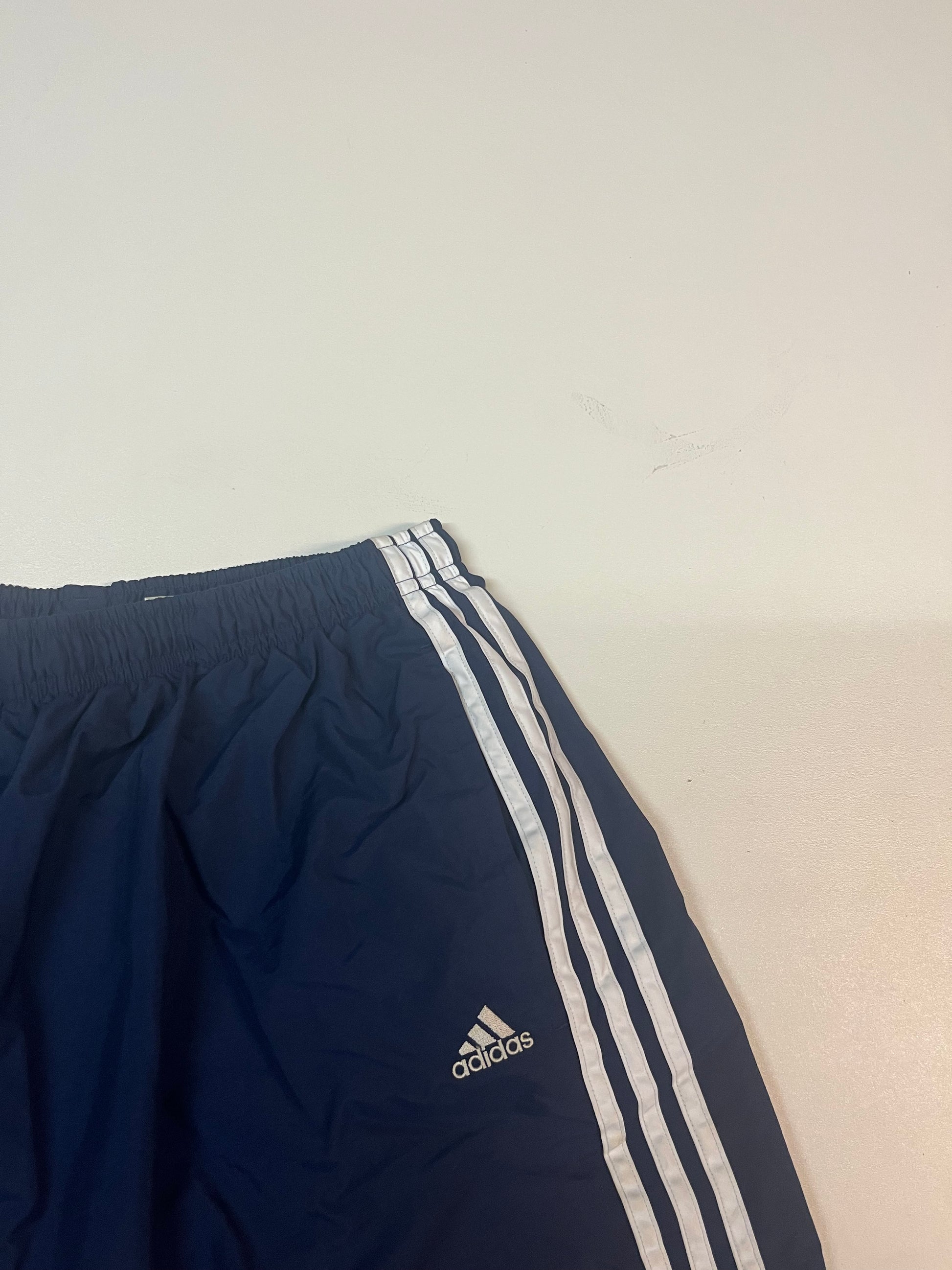 Entdecke unsere Vintage Track Pants von Nike und anderen Marken, erhältlich bei Valuxery.de - Dein Shop für trendige Vintage - Kleidung. Unsere Track Pants sind aus hochwertigen Materialien und