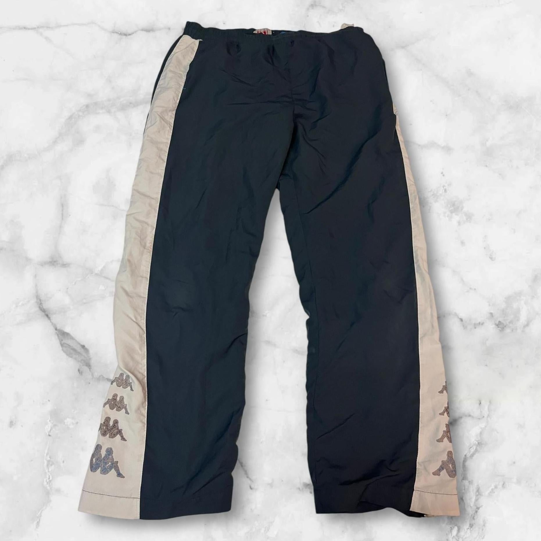 Entdecke unsere Vintage Track Pants von Nike und anderen Marken, erhältlich bei Valuxery.de - Dein Shop für trendige Vintage - Kleidung. Unsere Track Pants sind aus hochwertigen Materialien und