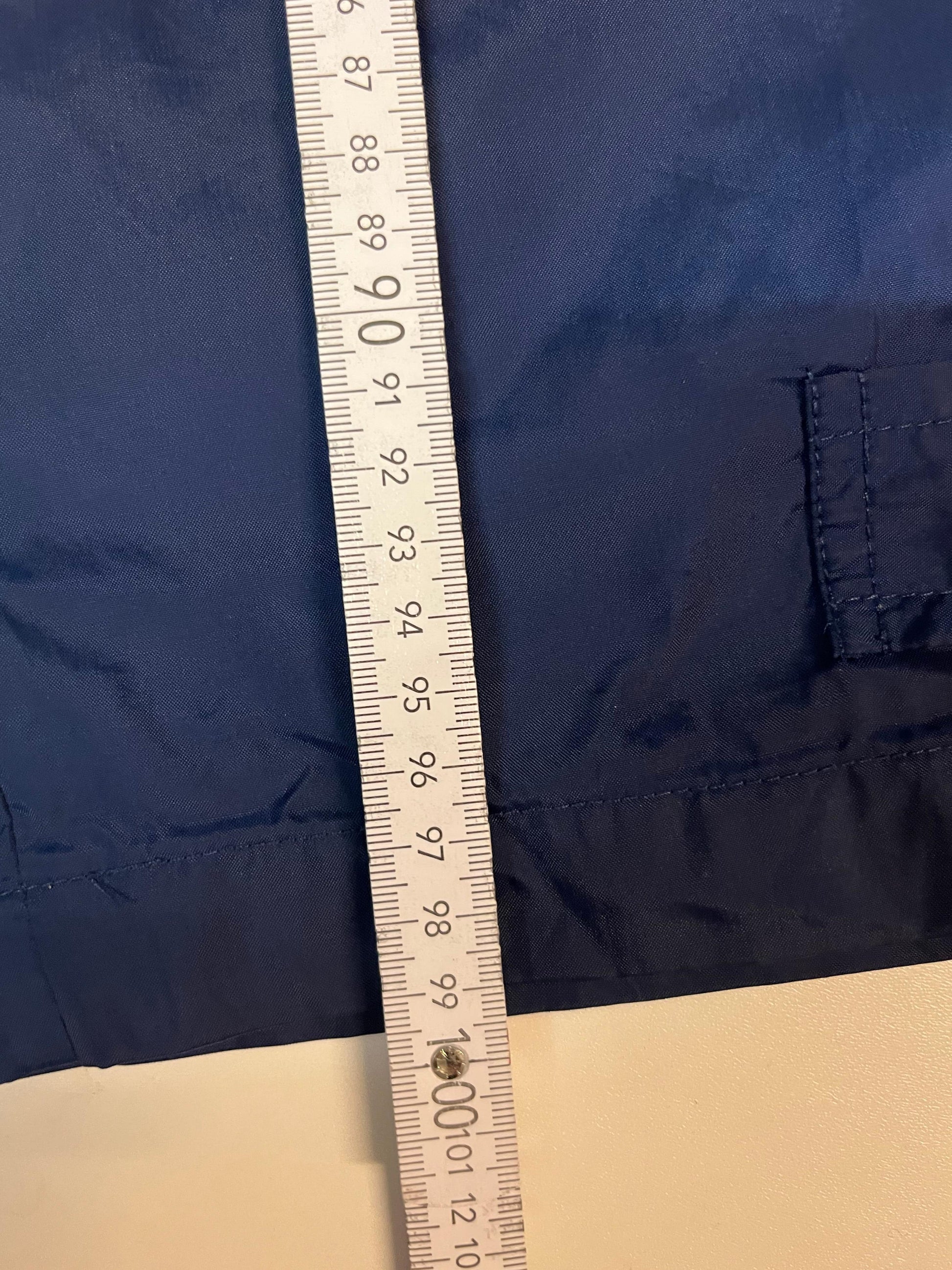 Entdecke unsere Vintage Track Pants von Nike und anderen Marken, erhältlich bei Valuxery.de - Dein Shop für trendige Vintage - Kleidung. Unsere Track Pants sind aus hochwertigen Materialien und