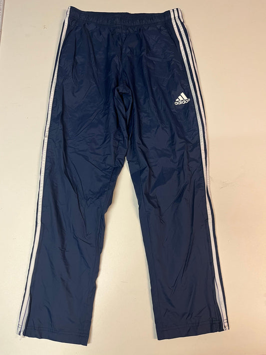 Entdecke unsere Vintage Track Pants von Nike und anderen Marken, erhältlich bei Valuxery.de - Dein Shop für trendige Vintage - Kleidung. Unsere Track Pants sind aus hochwertigen Materialien und