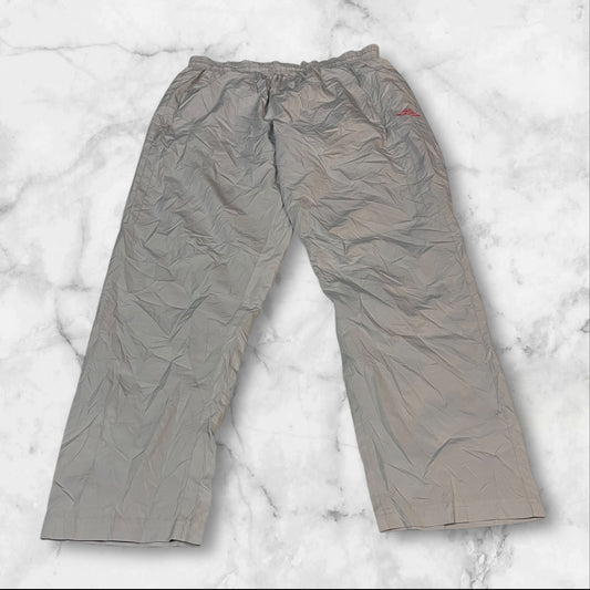 Entdecke unsere Vintage Track Pants von Nike und anderen Marken, erhältlich bei Valuxery.de - Dein Shop für trendige Vintage - Kleidung. Unsere Track Pants sind aus hochwertigen Materialien und