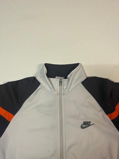 Entdecke unsere Vintage Track Pants von Nike und anderen Marken, erhältlich bei Valuxery.de - Dein Shop für trendige Vintage - Kleidung. Unsere Track Pants sind aus hochwertigen Materialien und