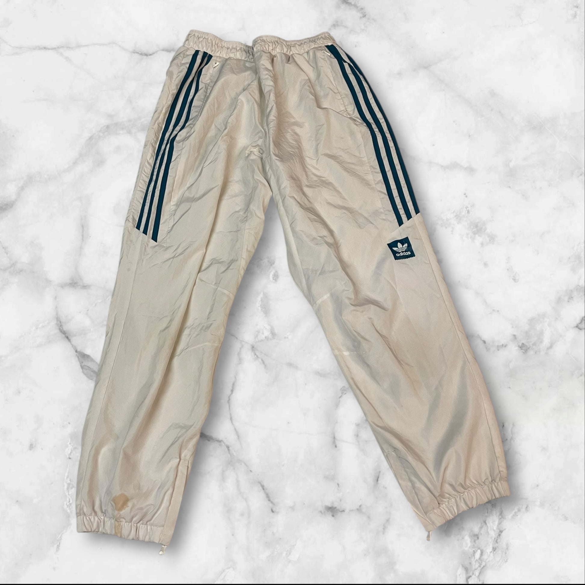 Entdecke unsere Vintage Track Pants von Nike und anderen Marken, erhältlich bei Valuxery.de - Dein Shop für trendige Vintage - Kleidung. Unsere Track Pants sind aus hochwertigen Materialien und