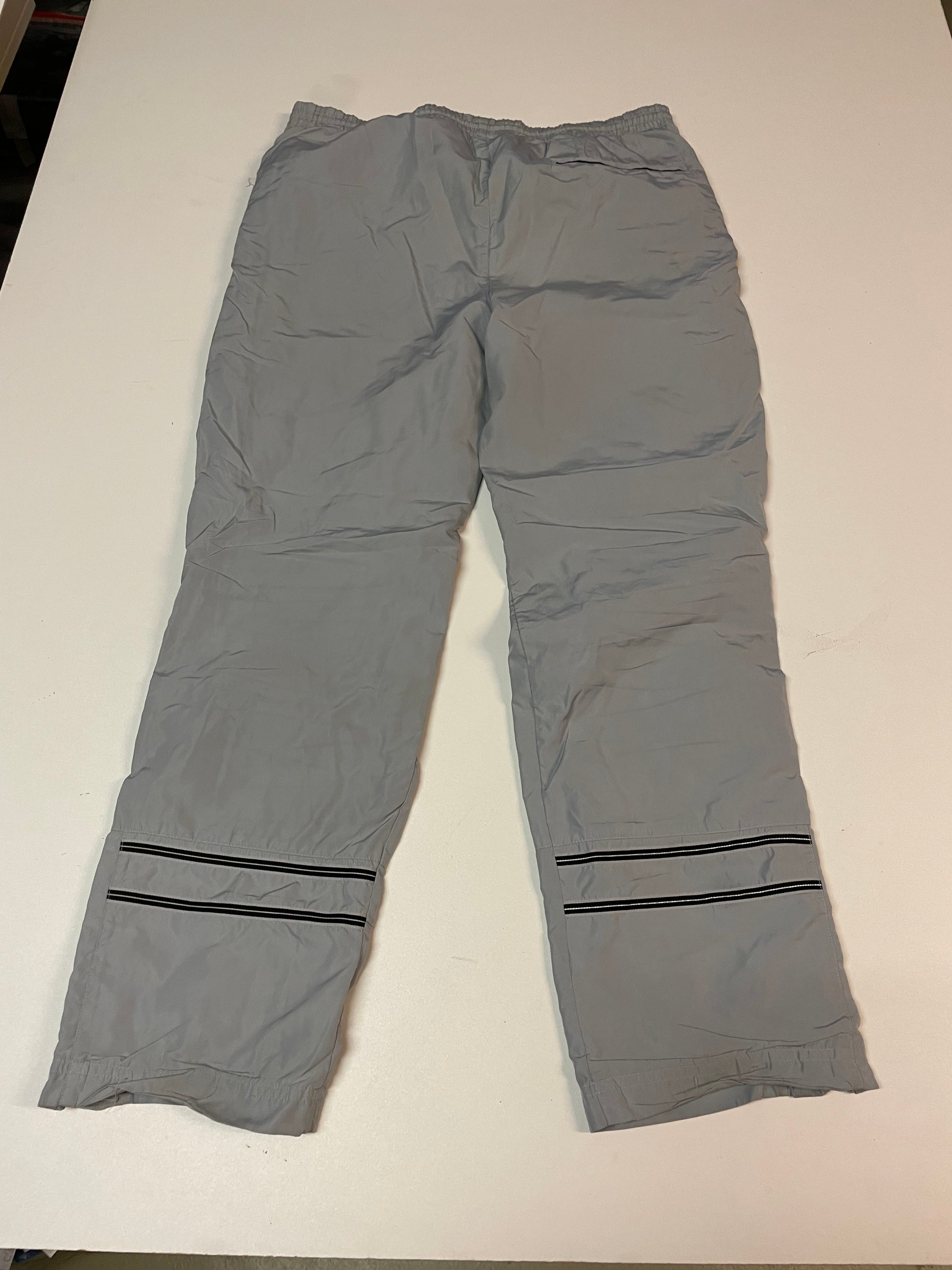 Entdecke unsere Vintage Track Pants von Nike und anderen Marken, erhältlich bei Valuxery.de - Dein Shop für trendige Vintage - Kleidung. Unsere Track Pants sind aus hochwertigen Materialien und