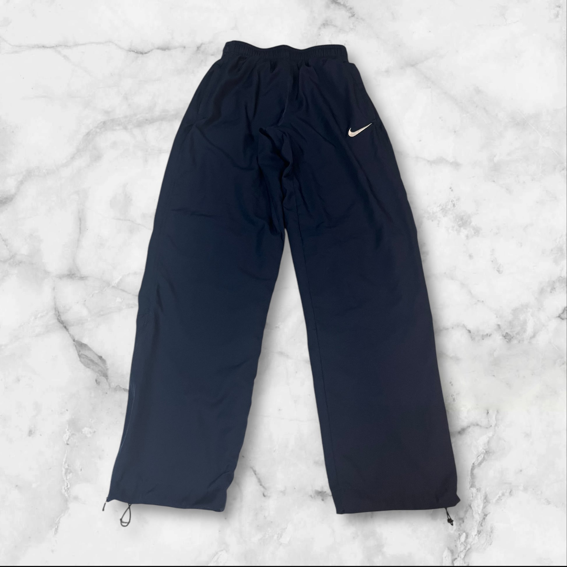 Entdecke unsere Vintage Track Pants von Nike und anderen Marken, erhältlich bei Valuxery.de - Dein Shop für trendige Vintage - Kleidung. Unsere Track Pants sind aus hochwertigen Materialien und