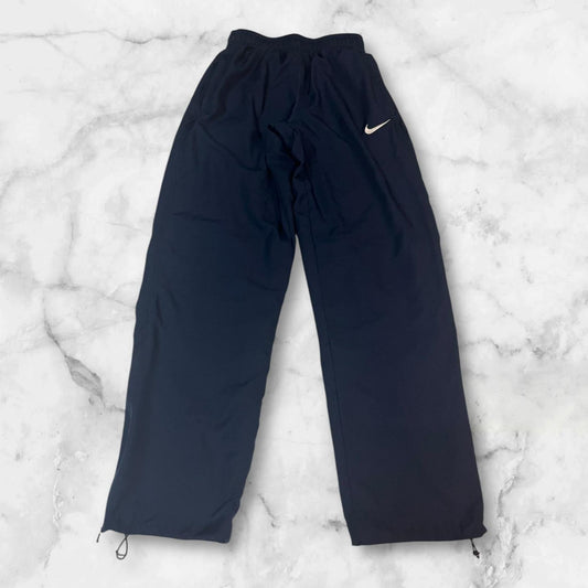 Entdecke unsere Vintage Track Pants von Nike und anderen Marken, erhältlich bei Valuxery.de - Dein Shop für trendige Vintage - Kleidung. Unsere Track Pants sind aus hochwertigen Materialien und