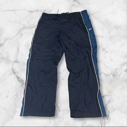 Entdecke unsere Vintage Track Pants von Nike und anderen Marken, erhältlich bei Valuxery.de - Dein Shop für trendige Vintage - Kleidung. Unsere Track Pants sind aus hochwertigen Materialien und