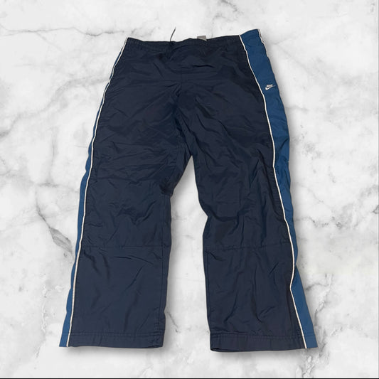 Entdecke unsere Vintage Track Pants von Nike und anderen Marken, erhältlich bei Valuxery.de - Dein Shop für trendige Vintage - Kleidung. Unsere Track Pants sind aus hochwertigen Materialien und