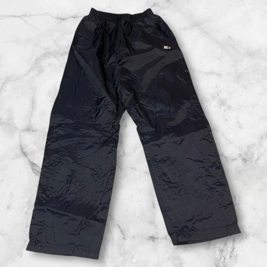 Entdecke unsere Vintage Track Pants von Nike und anderen Marken, erhältlich bei Valuxery.de - Dein Shop für trendige Vintage - Kleidung. Unsere Track Pants sind aus hochwertigen Materialien und