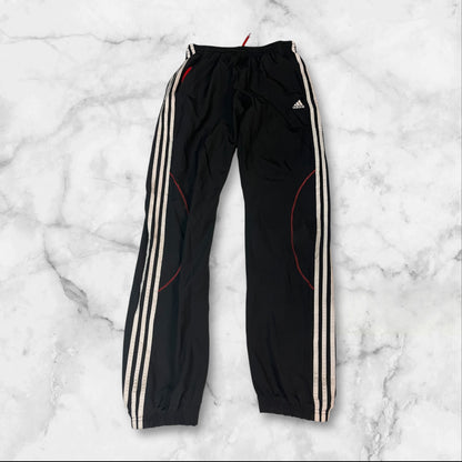 Entdecke unsere Vintage Track Pants von Nike und anderen Marken, erhältlich bei Valuxery.de - Dein Shop für trendige Vintage - Kleidung. Unsere Track Pants sind aus hochwertigen Materialien und