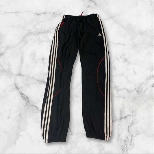 Entdecke unsere Vintage Track Pants von Nike und anderen Marken, erhältlich bei Valuxery.de - Dein Shop für trendige Vintage - Kleidung. Unsere Track Pants sind aus hochwertigen Materialien und
